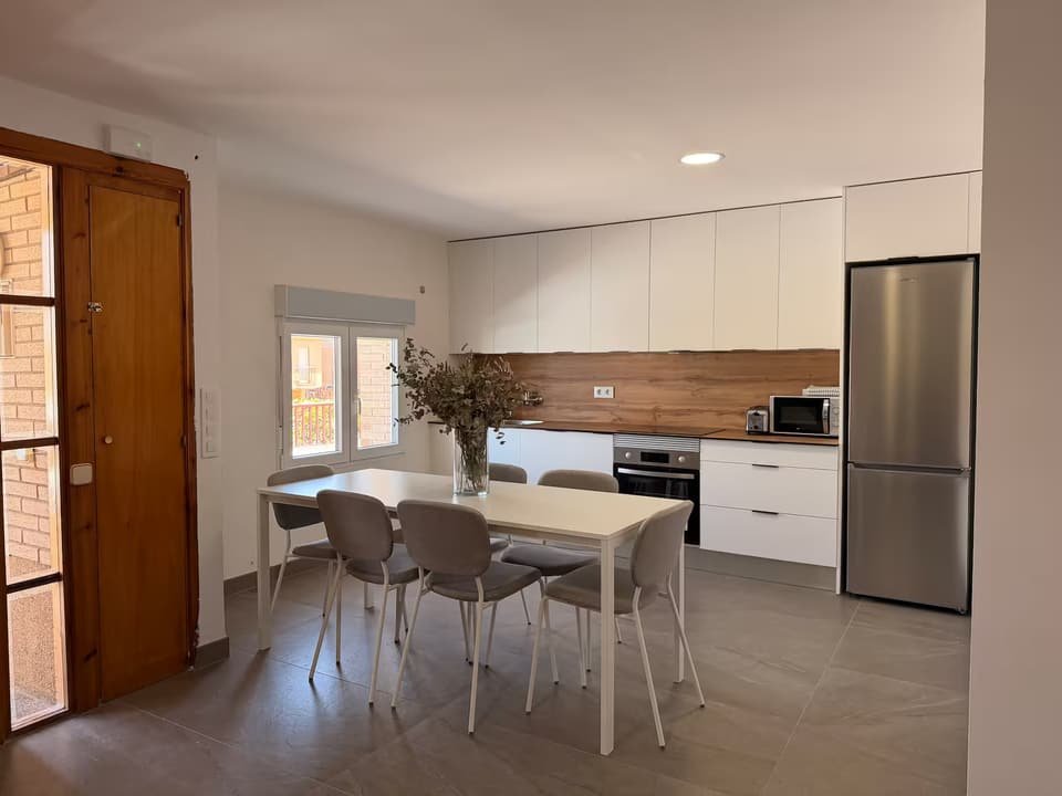 Cocina comedor de la Casa A con mesa para seis