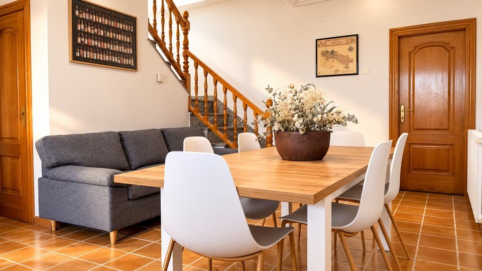 Salón comedor acogedor de la casa rural junto al Castillo de Agoncillo